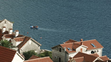 ciudad costera con barco