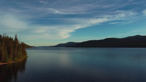 Paisaje-De-Puesta-De-Sol-De-Un-Lago-Con-Montañas-En-El-Fondo---Toma-Aérea-De-Drones