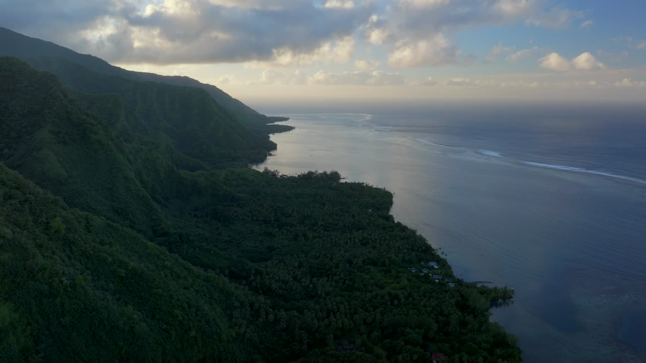 teahupoo bahía de tahití costa amanecer nubes amarillas hora dorada puesta de sol vista aérea desde los picos de las montañas hasta el arrecife de coral polinesia francesa wsl surfing lugar olímpico de verano ciudad aldea hacia adelante pan