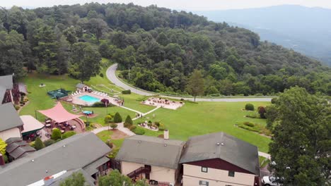 Video-De-Drones-De-4k-Del-Resort-En-La-Ladera-De-La-Montaña-En-Little-Switzerland,-Nc-El-Día-De-Verano-9