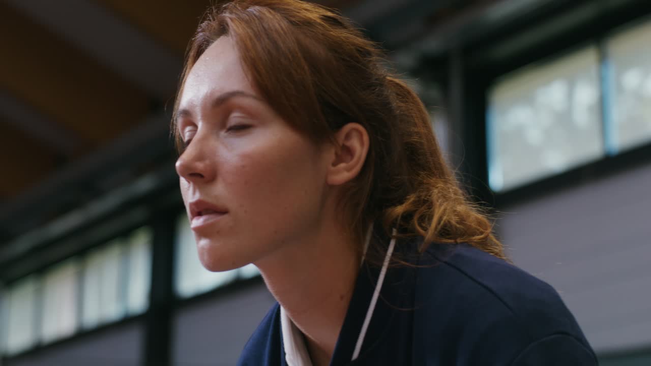 mujer con una chaqueta, en un entorno interior