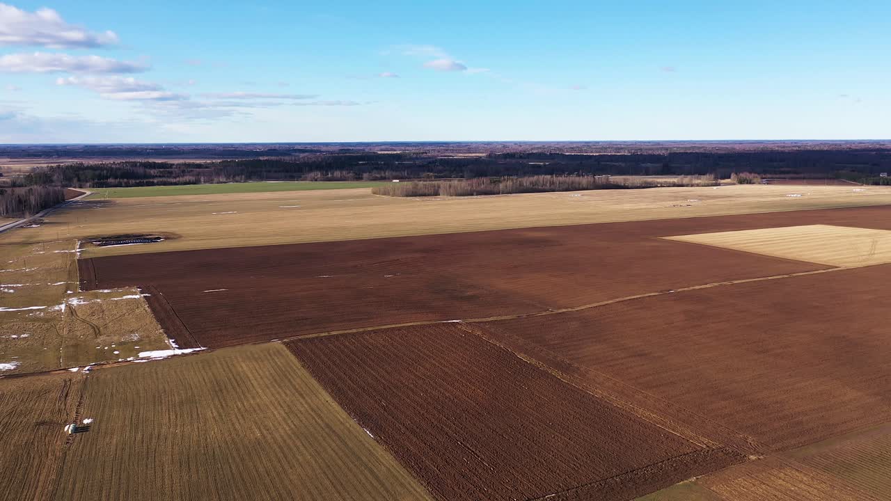 Gepflügte Felder in weiter Landschaft an einem klaren Tag, Drohnen-Luftaufnahme
