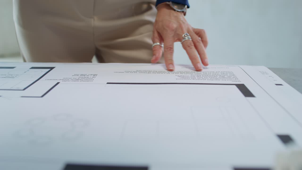 arquitecto revisando los planos de piso