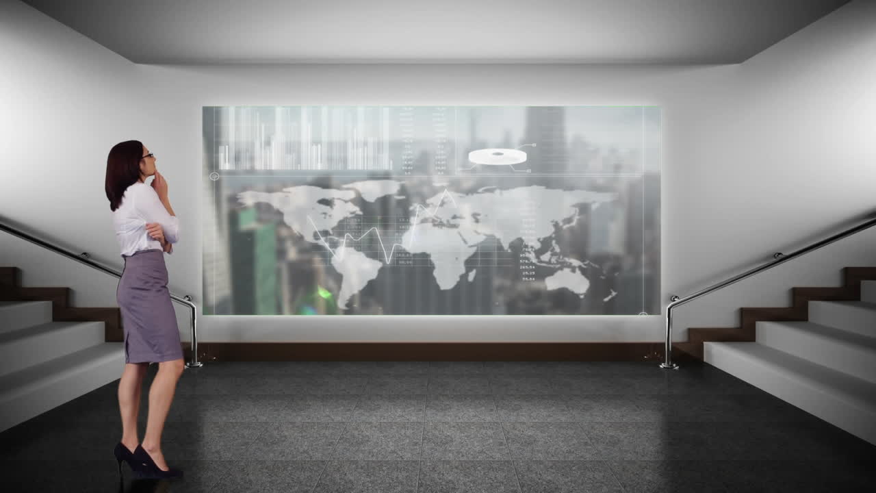 여자 가 lcd 에서 비디오 를 보고 있다