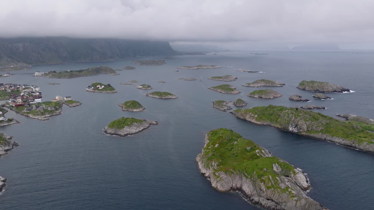 Imagem de drone de Henningsvaer nas Ilhas Lofoten, na Noruega, durante o verão, 4K.