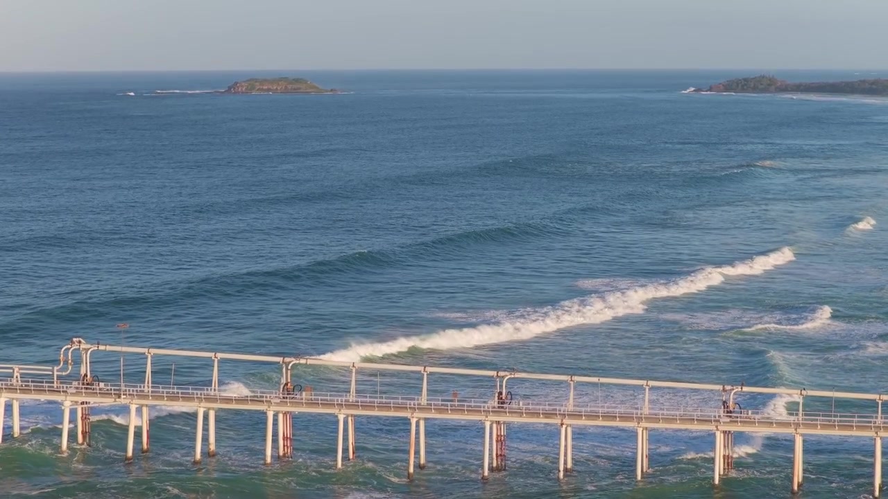 澳洲新南威爾士芬格爾角（Fingal Head）的特威德沙洲繞道（Tweed Sand Bypass）與日間海洋 — 無人機空拍
