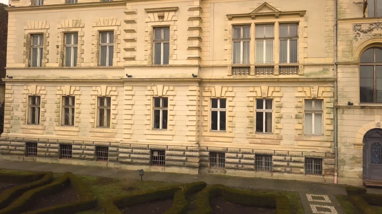 왼쪽으로 가는 트럭 드론  ⁇ , 오후에 시기소아라 시의 폐쇄된 지역에서 빈티지 건축물의  ⁇ 볼을 포착합니다.