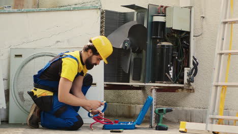 engineer maintenancing air conditioner