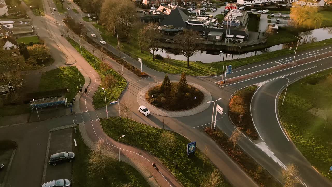 유럽 의 한 도시 의 순환 교차로 의 공중 에서 볼 수 있는 모습