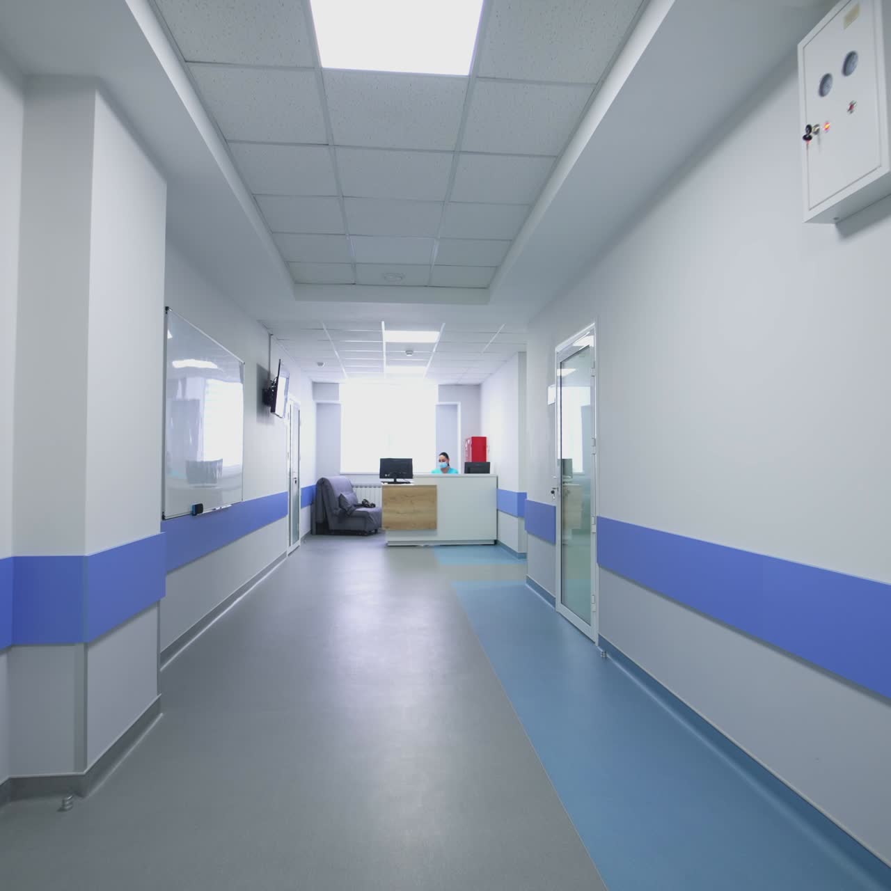 Corredor de hospital com quartos. Corredor longo e vazio de uma grande clínica.