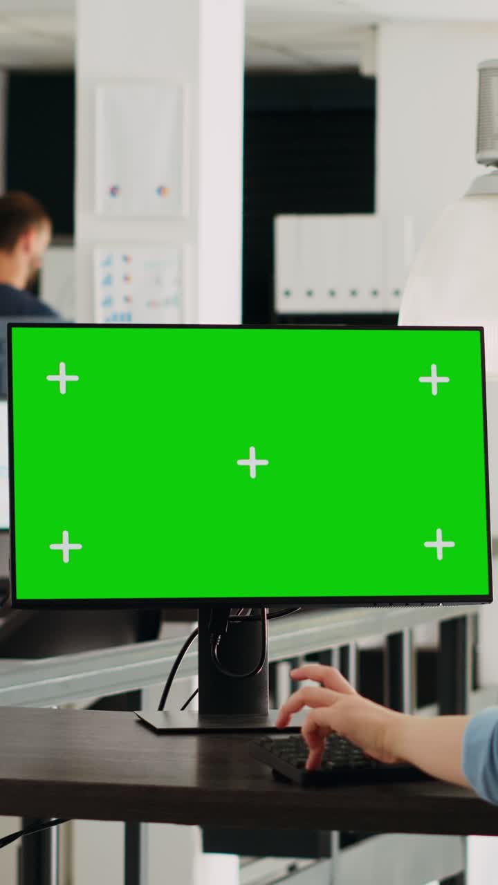 Vertical video Operator relying on isolated greenscreen