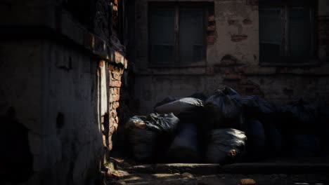 bolsas de basura de plástico en la acera fuera del edificio de la ciudad