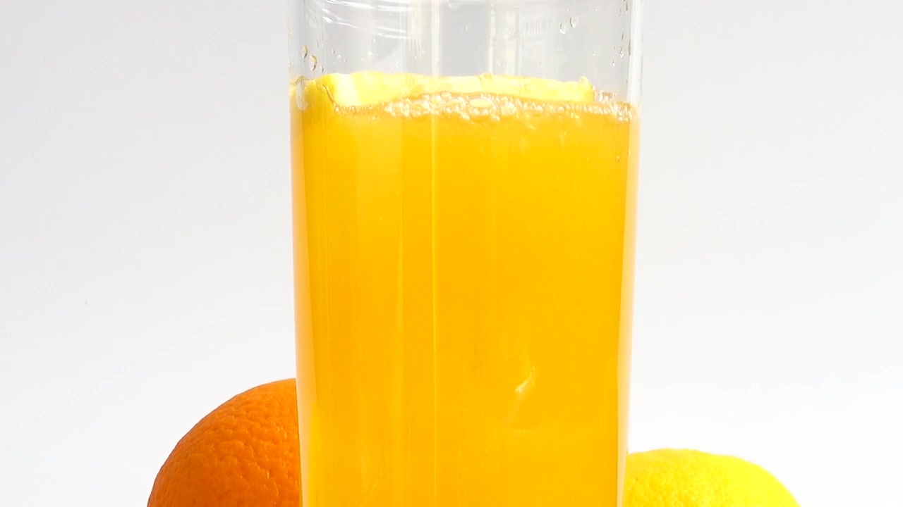 Preparazione di limonata con ghiaccio e limone.