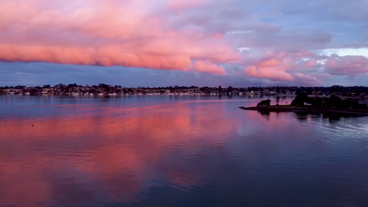formación de nubes masivas durante la puesta de sol sobre el agua en las aguas de sylvania