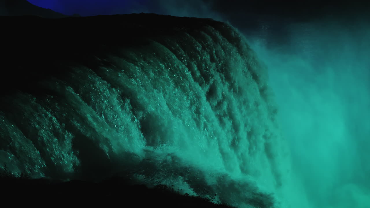 Cascate del Niagara illuminate di blu di notte