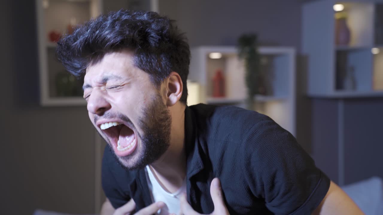 심리적 장애를 가진 정신질환자가 집에서 미쳐가고 있습니다.