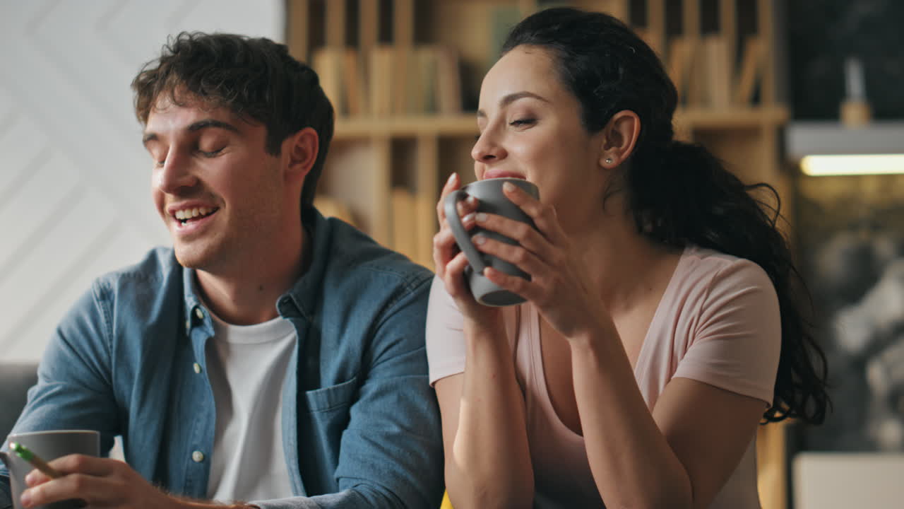 편안한 거실에서 앉아서 이야기하는 편안한 배우자. 조용한 가족 저녁