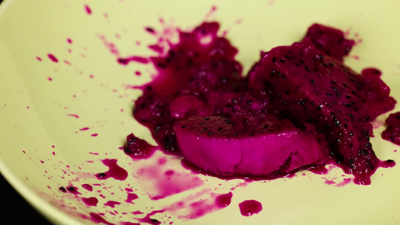 rebanadas de frutas de dragón vibrantes en un plato amarillo