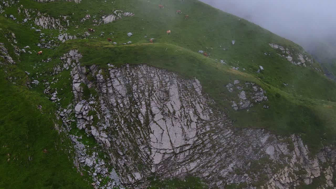 vuelo cinemático en las montañas