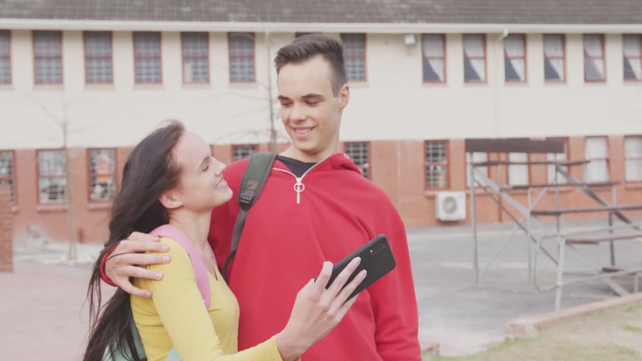 고등학교 에서 함께 셀카 를 찍는 학생 들