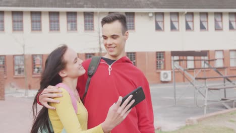 estudiantes tomando selfies juntos en la escuela secundaria