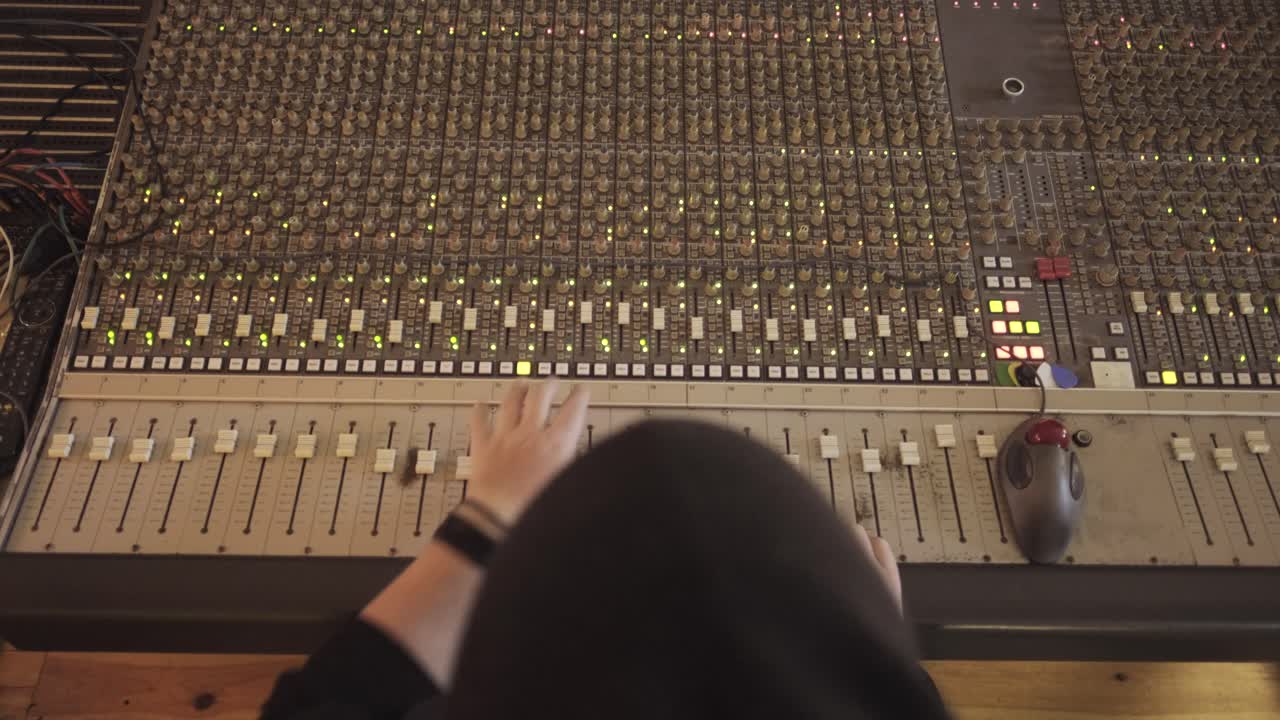 스튜디오 에서 에 ⁇ 라이저 악기 를 사용하는 사람