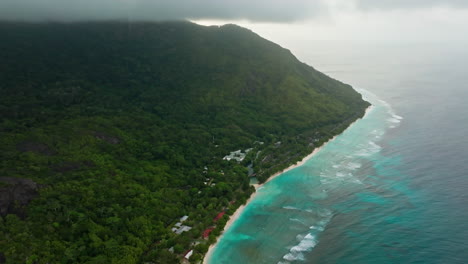 Vista-Aérea-De-Drones-Del-Destino-De-Viaje-Exótico-Resort-De-Playa-En-Las-Islas-Seychelles