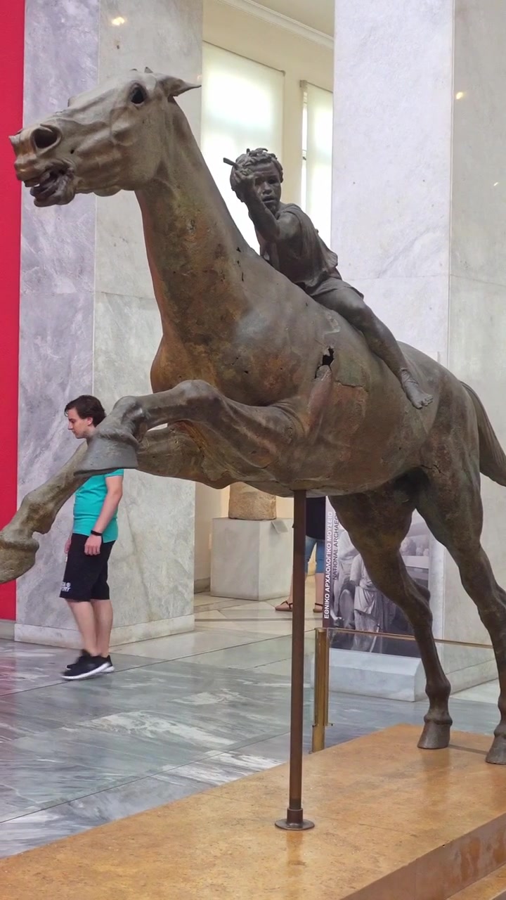 Atene, Grecia, 30 agosto 2019 Statua in bronzo del Fantino di Artemision presso il Museo Archeologico Nazionale di Atene