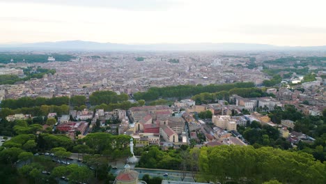 Hermosa-Vista-Aérea-De-Roma,-Ciudad-Histórica-De-Italia-Al-Amanecer-Desde-La-Colina-Janiculum-Y-El-Parque-Gianicolo