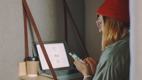 Teléfono,-Laptop-Y-Freelance-Con-Una-Mujer