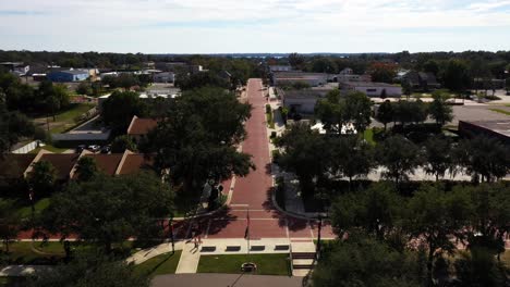 ángulo amplio aéreo sobre el vacío centro de la ciudad histórica de clermont florida