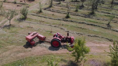 agricultor con tractor hacer balas de heno-1