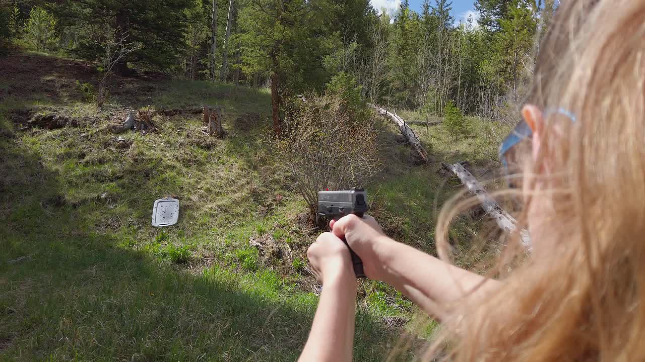 산비탈에 권총을 쏜 여성