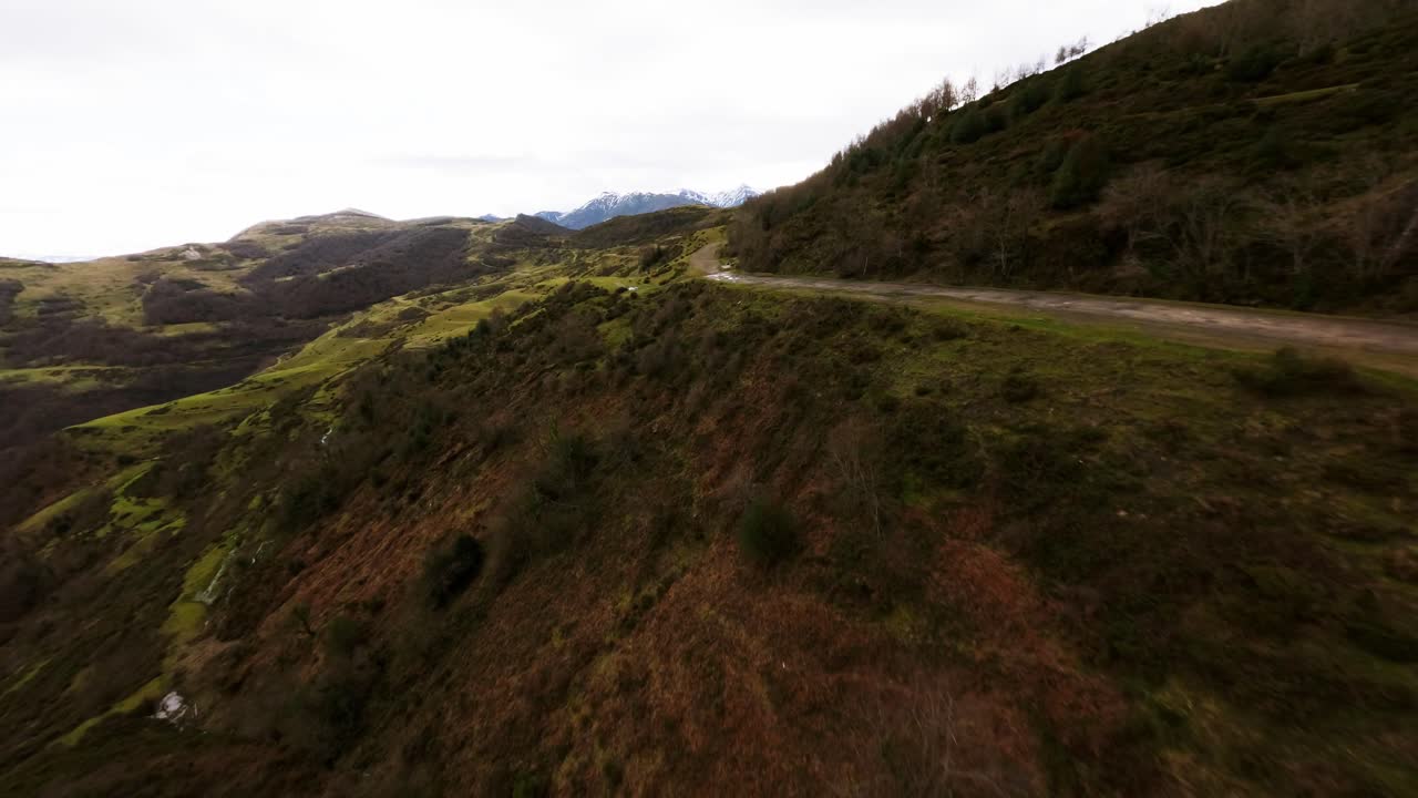 drone aéreo sobre picos europeos coto bello asturias paisaje alpino con un camino entre montañas