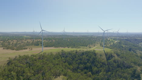 Drohnenüberflug-über-Windkraftanlagen-Auf-Einem-Hügel-Auf-Dem-Land-An-Einem-Windigen-Tag-In-Australien,-4k