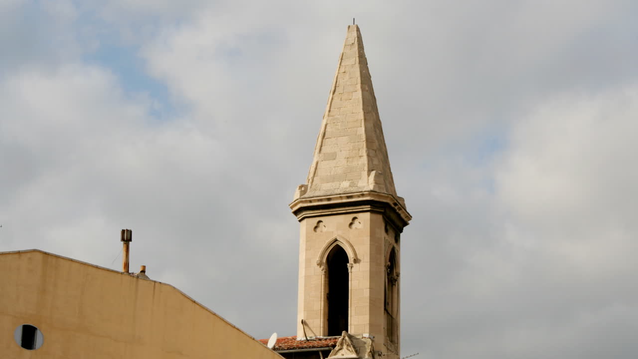 cielo de la torre de la iglesia