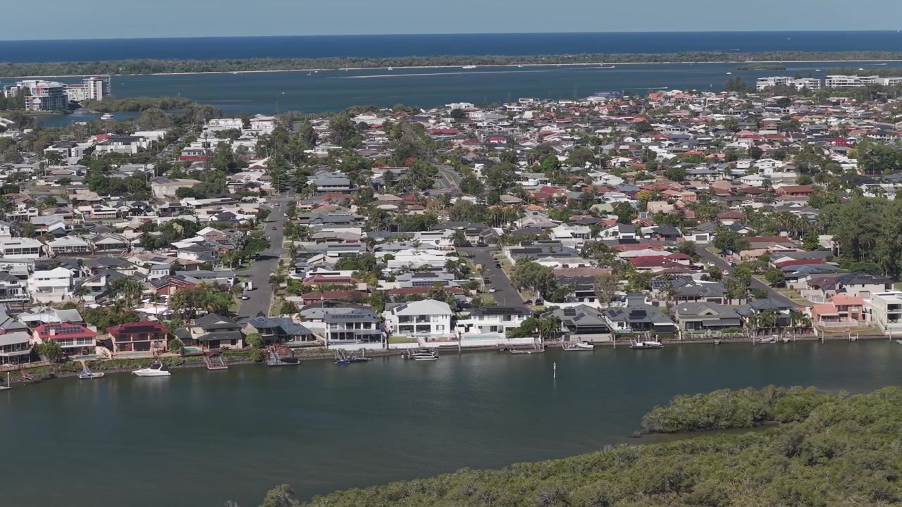 Bairro Residencial à Beira-Mar de Paradise Point em Queensland, Austrália. Tomada aérea lateral.