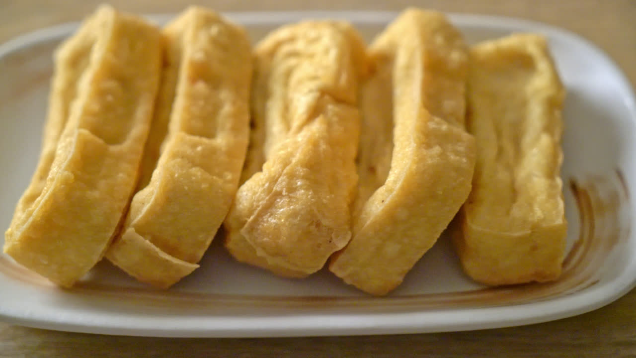 소스를 곁들인 튀긴 두부-비건 채식 및 채식 음식 스타일