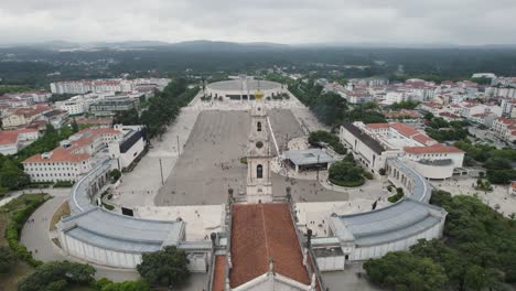 Santuario-De-Fátima-Y-Edificios-Circundantes-En-Un-Día-Nublado,-Vista-Aérea