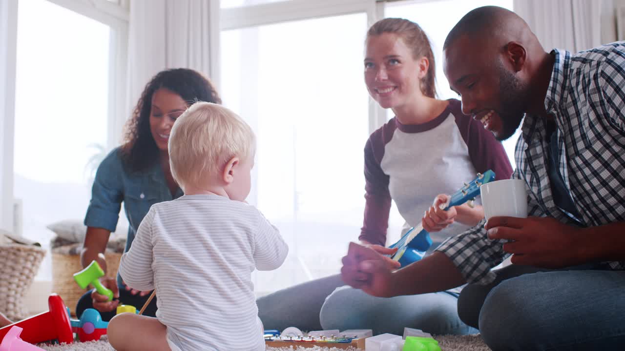 amigos con niños pequeños tocando instrumentos en el suelo