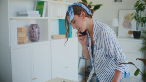 Mujer-Charlando-Por-Teléfono-Mientras-Limpiaba-La-Casa.