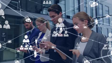 animación de una red de iconos digitales sobre empresarios que utilizan teléfonos inteligentes y tabletas