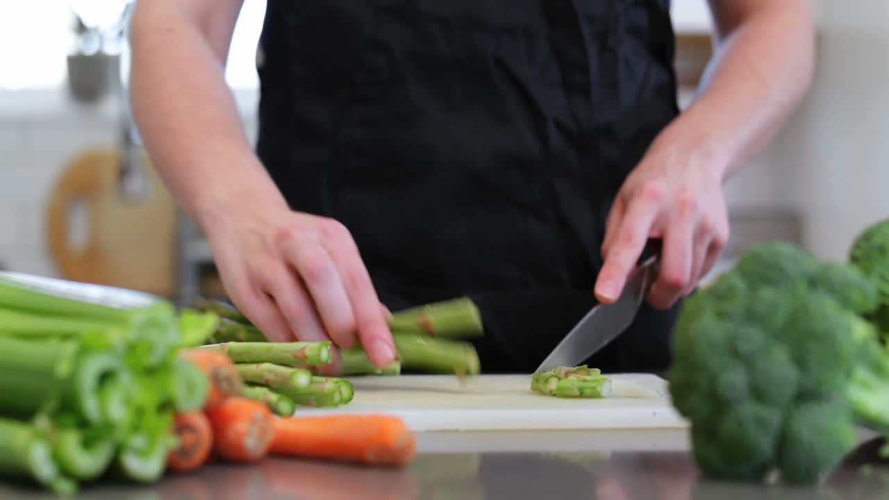 mujer cortando verduras en la cocina en casa 4k