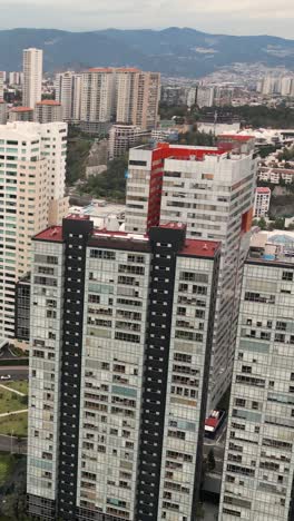 Elegantes-Y-Modernos-Edificios-De-Departamentos-En-La-Zona-De-Santa-Fe-De-Cdmx,-Modo-Vertical