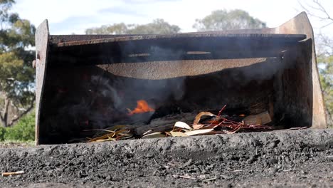 Fuego-Abierto-Bajo-Una-Parrilla-Exterior-De-Hierro