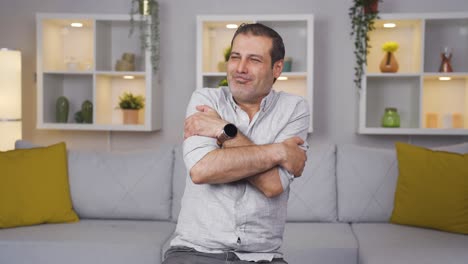 el hombre abraza la cámara.