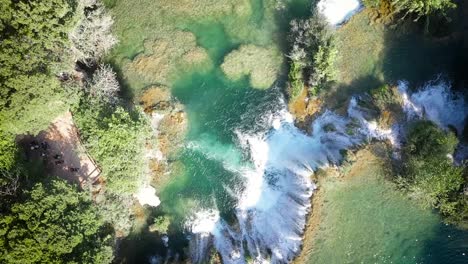 Schöner-Wasserfall,-Top-Himmel-Blick