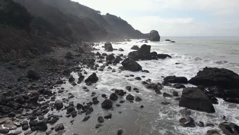 Vista-Aérea-De-Drones-A-Baja-Altura-Sobre-Las-Olas-Y-La-Costa-Rocosa-De-San-Francisco,-Estados-Unidos