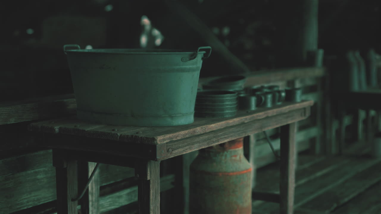 나무 테이블 에 있는 오래된 버 과 다른 금속 물건 들