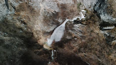 vista de pájaro de la cascada skakavica en albania